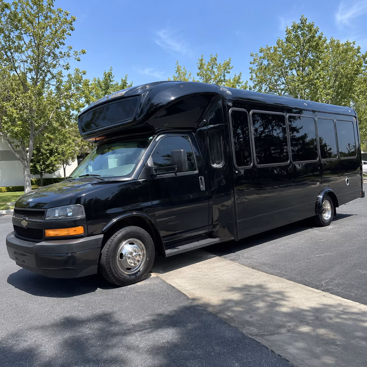 salinas 15 passenger party bus