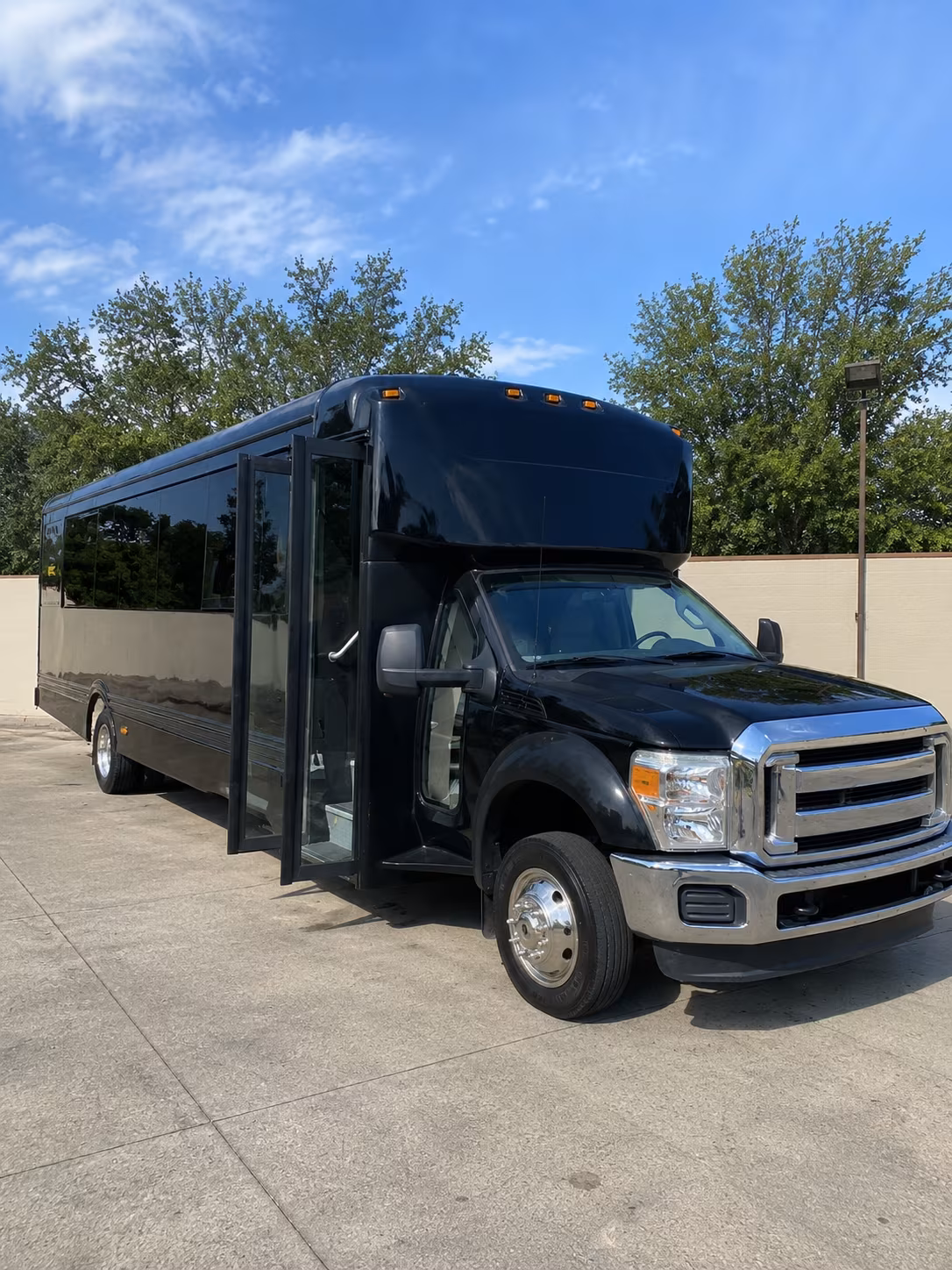 salinas 20 passenger party bus