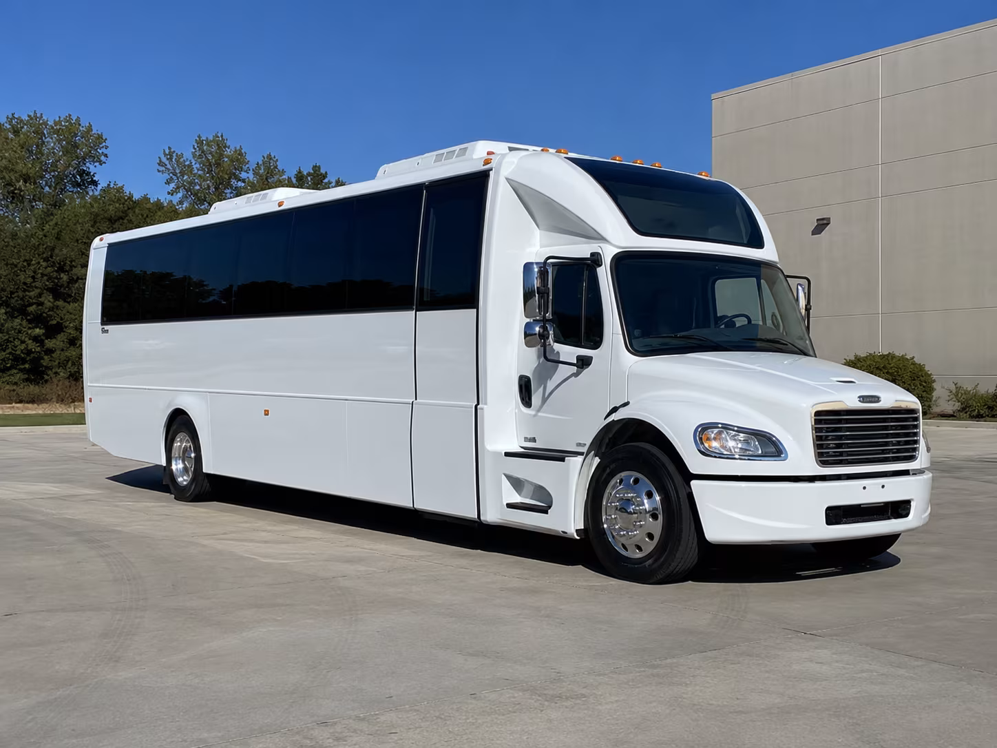 salinas 28 passenger party bus